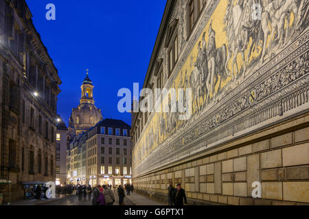 Fürstenzug Processione dei Principi ( cavalcata , applicato a circa 23.000 piastrelle di porcellana di Meissen ) , sullo sfondo il Fra Foto Stock