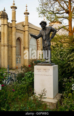 Statua di Max Miller nella Royal Pavilion Gardens Foto Stock