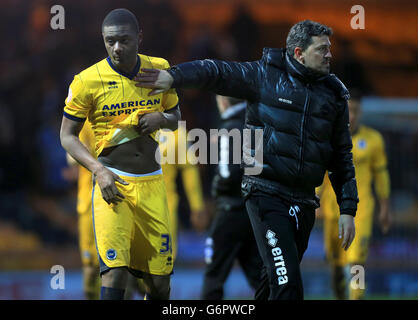 Calcio - fa Cup - quarto turno - Port vale v Brighton & Hove Albion - vale Park. Il manager di Brighton & Hove Albion Oscar Garcia ringrazia uno dei suoi giocatori Rohan Ince dopo la vittoria del 3.1 a Port vale nel quarto round della fa Cup Foto Stock