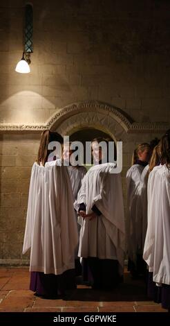 I membri del Canterbury Cathedral Girls Choir condividono la loro esperienza della loro prima esibizione durante Evensong alla Canterbury Cathedral, Kent. Foto Stock