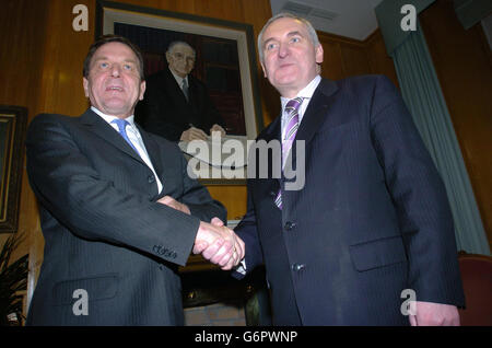 Bertie Ahern saluta Gerhard Schroeder Foto Stock