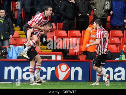 Chris Porter di Sheffield United (in basso a sinistra) festeggia con i suoi compagni di squadra dopo aver segnato il suo primo obiettivo del gioco Foto Stock