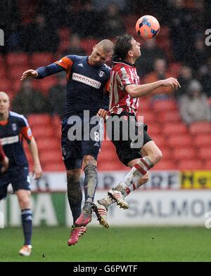 Calcio - fa Cup - Fourth Round - Sheffield United v Fulham - Bramall Lane. Pajtim Kasami di Fulham (a sinistra) e Chris Porter di Sheffield United lottano per la palla Foto Stock