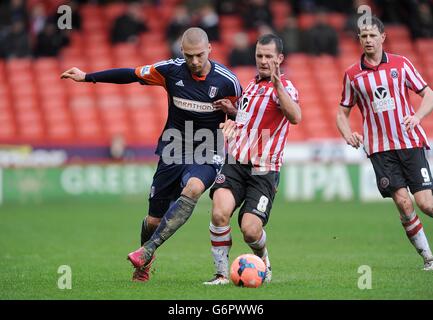 Calcio - fa Cup - Fourth Round - Sheffield United v Fulham - Bramall Lane. Pajim Kasami di Fulham (a sinistra) e Michael Doyle di Sheffield United combattono per la palla Foto Stock