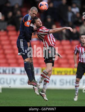 Pajim Kasami di Fulham (a sinistra) e Chris Porter di Sheffield United per la palla Foto Stock