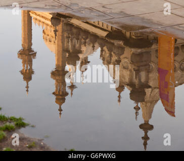 Il Royal Pavilion di Brighton si riflette in una piscina di acqua, East Sussex, England Regno Unito Foto Stock