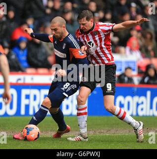 Calcio - fa Cup - Fourth Round - Sheffield United v Fulham - Bramall Lane. Pajtim Kasami di Fulham (a sinistra) e Chris Porter di Sheffield United lottano per la palla Foto Stock