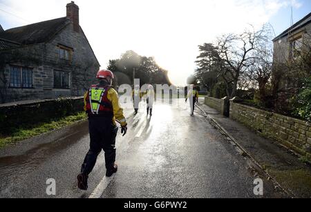 I membri dell'unità di ricerca subacquea della polizia di Avon e Somerset arrivano nel villaggio di Muchelney nel Somerset per offrire supporto ai residenti locali che sono stati isolati a causa delle alte acque alluvionali nei livelli del Somerset dall'inizio di gennaio. Foto Stock