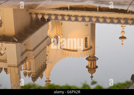 Il Royal Pavilion di Brighton si riflette in una piscina di acqua, East Sussex, England Regno Unito Foto Stock