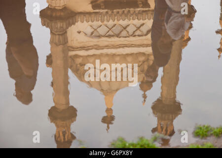 Il Royal Pavilion di Brighton si riflette in una piscina di acqua, East Sussex, England Regno Unito Foto Stock