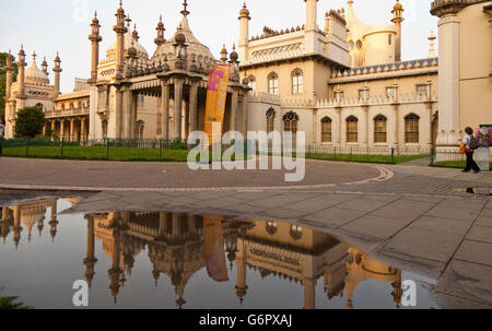 Il Royal Pavilion di Brighton si riflette in una piscina di acqua, East Sussex, England Regno Unito Foto Stock