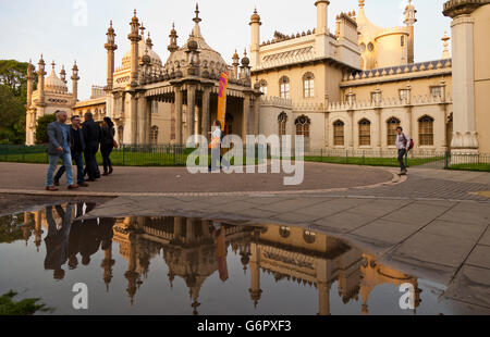 Il Royal Pavilion di Brighton si riflette in una piscina di acqua, East Sussex, England Regno Unito Foto Stock