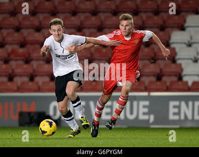 Mykkel Kennedy di Charlton Athletic (a sinistra) e Jason McCarthy di Southampton combattono per la palla Foto Stock