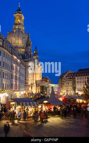 Il mercatino di Natale sul Neumarkt , sullo sfondo la chiesa Frauenkirche di Dresda, in Germania, in Sassonia, Sassonia, Foto Stock