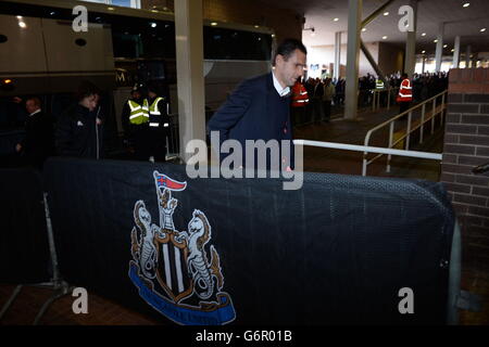 Il manager del Sunderland Gus Poyet arriva prima della partita della Barclays Premier League a St James' Park, Newcastle. Foto Stock