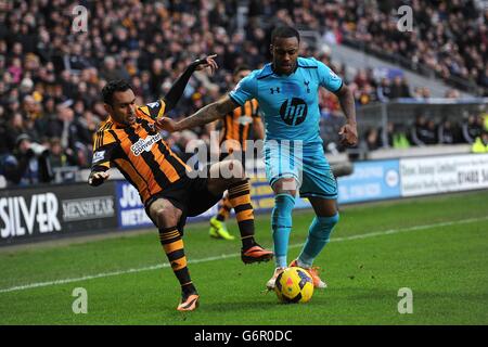 Danny Rose di Tottenham Hotspur (a destra) e Ahmed Elmohamady di Hull City (a sinistra) combattono per la palla. Foto Stock