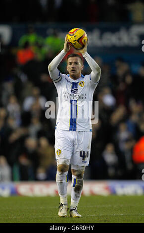 Ross McCormack di Leeds United festeggia con la partita di baseball dopo lo Sky Bet Championship a Elland Road, Leeds. Foto Stock