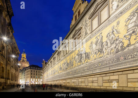 Fürstenzug Processione dei Principi ( cavalcata , applicato a circa 23.000 piastrelle di porcellana di Meissen ) , sullo sfondo il Fra Foto Stock