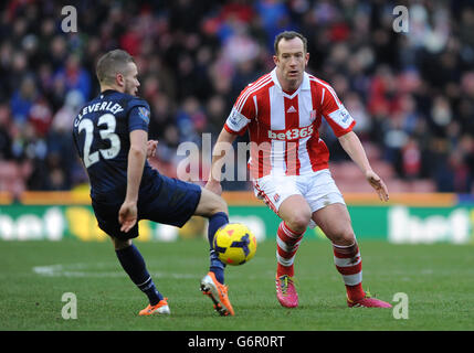 Charlie Adam di Stoke City (a destra) e Tom Cleverley di Manchester United (a sinistra) combattono per la palla. Foto Stock