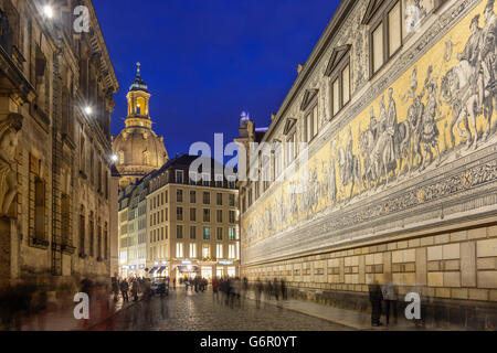 Fürstenzug Processione dei Principi ( cavalcata , applicato a circa 23.000 piastrelle di porcellana di Meissen ) , sullo sfondo il Fra Foto Stock