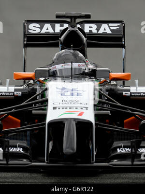 Forza il pilota indiano Sergio Perez, durante i test di Formula uno 2014 al circuito di Jerez, Spagna. Foto Stock