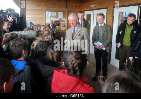 Il Principe del Galles incontra gli alunni della Stoke St Gregory Primary School mentre lascia la Williams Hall a Stoke St Gregory, Somerset, per incontrare i residenti locali e i lavoratori del servizio di emergenza. Foto Stock