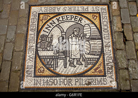 Regno Unito, Gloucestershire, Gloucester, Northgate Street, albergatore mosaico al di fuori del 1450 New Inn Foto Stock