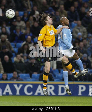 Nicolas Anelka (R) di Manchester City e Nils Johansson di Blackburn in una sfida aerea durante la partita di premiership fa Barclaycard al City of Manchester Stadium. Foto Stock