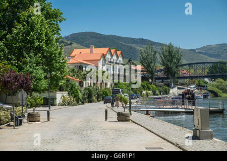 Riverside grazioso villaggio di Pinhao, Portogallo, parte della valle del Douro per la produzione del vino regione e un Sito Patrimonio Mondiale dell'UNESCO. Foto Stock