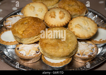 Regno Unito, Gloucestershire, Gloucester, Cattedrale, pasticci di carne macinata in coro Christmas Carol considerando Foto Stock