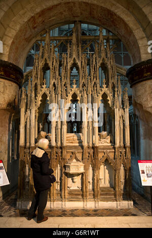 Regno Unito, Gloucestershire, Gloucester, Cattedrale, visitatore guardando 1327 intagliati nella pietra tomba di Re Edoardo II Foto Stock
