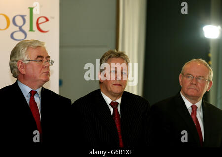 Tanaiste e Ministro degli Affari Esteri e del Commercio, Eamonn Gilmore (sinistra), primo Ministro dell'Irlanda del Nord Peter Robinson e vice primo Ministro Martin McGuinness al lancio dei dischi digitali del Monumento alla prima Guerra Mondiale dell'Irlanda presso il quartier generale EMEA di Google a Dublino. Foto Stock