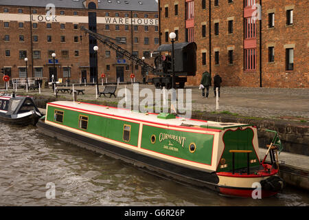Regno Unito, Gloucestershire, Gloucester Docks, narrowboat cormorano ormeggiate dai vecchi steam alimentato gru tra magazzini ripristinato Foto Stock