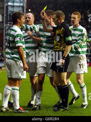 Lo Stilian Petrov di Celtic riceve una carta gialla dopo aver festeggiato il suo obiettivo contro i cuori durante la partita della Bank of Scottish Premiership al Hearts' Tynecastle Ground di Edimburgo. Foto Stock