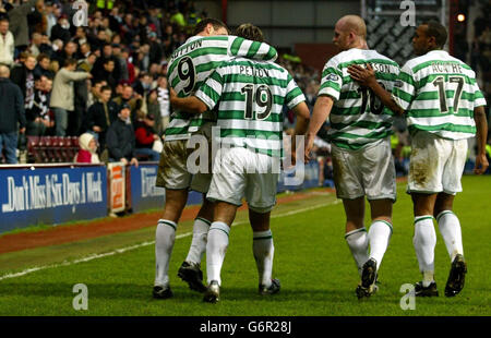 Celtic's Stilian Petrov festeggia con i compagni di squadra dopo aver segnato contro Hearts durante la partita della Bank of Scottish Premiership presso il Hearts' Tynecastle Ground di Edimburgo. SOLO PER USO EDITORIALE Foto Stock