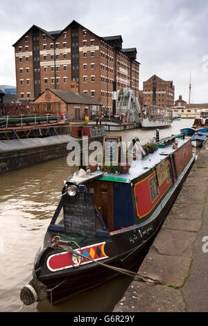 Regno Unito, Gloucestershire, Gloucester Docks, Café sul taglio narrowboat ormeggiata presso Waterways Museum Foto Stock