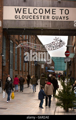 Regno Unito, Gloucestershire, Gloucester Quays, gli amanti dello shopping al centro commerciale convertito in magazzini Foto Stock