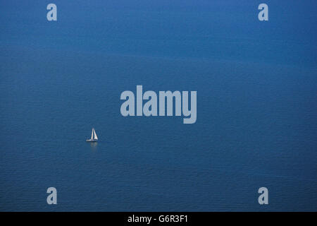 Barca a vela sul Mar Baltico, vicino Isola Hiddensee, Meclemburgo-Pomerania Occidentale, Germania Foto Stock