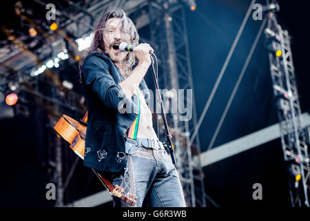 La gipsy punk band Gogol Bordello suona dal vivo sul palco Sziget Festival 2015 Foto Stock