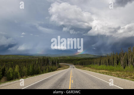 Alaska Highway lungo il fiume Liard e Northern Rockies Foto Stock