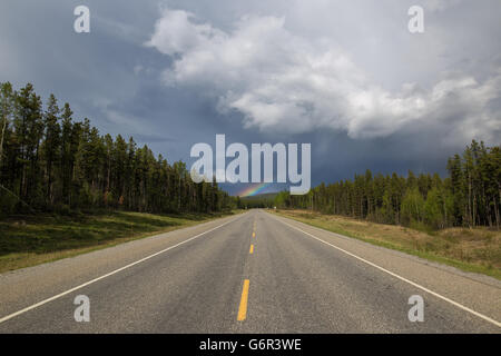 Alaska Highway lungo il fiume Liard e Northern Rockies Foto Stock