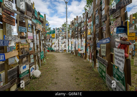 Segno posto foresta nel lago Watson, Yukon Foto Stock