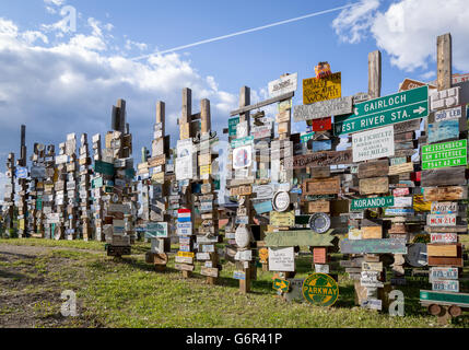 Segno posto foresta nel lago Watson, Yukon Foto Stock