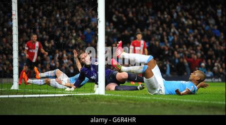 Paul Robinson, portiere di Blackburn Rovers, guarda come Luis Fernandinho (a destra) di Manchester City tenta di scivolare in obiettivo, ma è solo troppo tardi Foto Stock