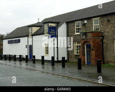 L'uomo verde a Stallingborough, North East Lincolnshire, l'ex licenziatario del pub, chiamato localmente come Joanne Lisa Catley, è stato trovato assassinato ieri con due dei suoi bambini. La polizia di Humberside ha lanciato un'inchiesta sull'omicidio ieri sera dopo che i corpi della donna di 33 anni e due ragazze, di quattro e due anni, sono stati trovati in una proprietà a Webster Mews, Heeling, vicino Grimsby. Foto Stock