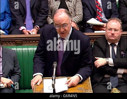 Il leader dell'opposizione Michael Howard parla alla Camera dei Comuni, Londra, durante le interrogazioni del primo Ministro. Foto Stock