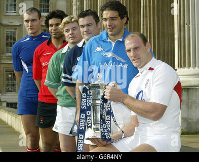 Il capitano del New England, Lawrence Dallaglio, con il RBS 6 Nations Trophy, è affiancato dai suoi compagni di skippers - italiano Andrea de Rossi, Scot Gordon Bulloch, Irishman Brian o'Driscoll, Welshman Colin Charvis e Frenchman Olivier Brouzet - al lancio del RBS Six Nations al British Museum di Londra. Foto Stock