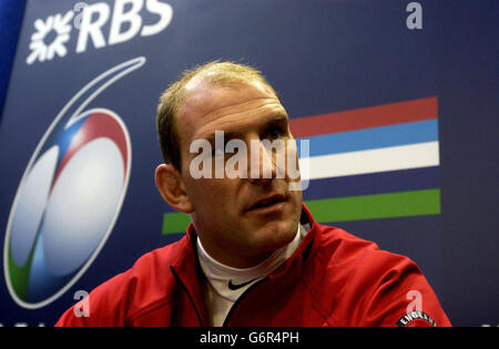 Il capitano del New England Lawrence Dallaglio affronta le domande della stampa al lancio del campionato RBS 6 Nations nel centro di Londra. Il torneo inizia sabato 14 febbraio, con i campioni del mondo, in Inghilterra, che iniziano la loro campagna il giorno seguente contro l'Italia. Foto Stock