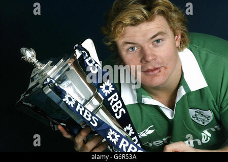 Il capitano della squadra irlandese Brian o'Driscoll con il Trofeo RBS 6 Nations al lancio del Campionato RBS 6 Nations al Centro Congressi nel centro di Londra, mercoledì 4 febbraio 2004. Il torneo inizia sabato 14 febbraio. Foto Stock