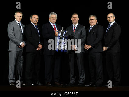 (Da sinistra a destra) l'allenatore irlandese Joe Schmidt, l'allenatore italiano Jacques Brunel, l'allenatore del Galles Warren Gatland, l'allenatore inglese Stuart Lancaster, l'allenatore scozzese Scott Johnson e l'allenatore francese Phillippe Saint-Andre durante il lancio delle 6 Nazioni RBS all'Hurlingham Club di Londra. Foto Stock